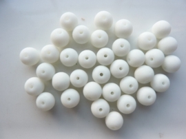 567- ca. 35 stuks ronde glaskralen van 8mm wit rubberrized