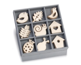 1852 1032- box met 45 stuks houten ornamentjes vogelhuis/blad/slak 10.5x10.5cm