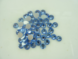 000536- ruim 50 kristalsteentjes SS30 6.4mm light sapphire - SUPERLAGE PRIJS!