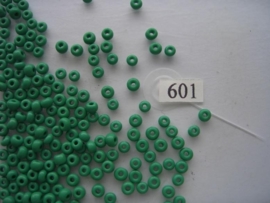 601- 4.9mm glazen rocailles opak midden groen 15gr