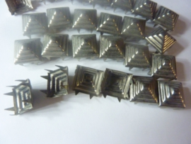 OPRUIMING - 25 stuks STUDS 13 x 13 mm.