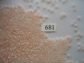 681- 2.3mm glazen rocailles parelmoer licht roze 15gr