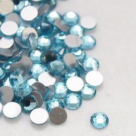000551- ruim 100 kristalsteentjes SS10 2.8mm aquamarine - SUPERLAGE PRIJS!