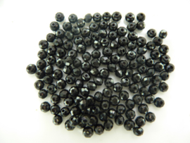 3970- ca. 140 stuks geslepen glaskralen van 3x3mm zwart