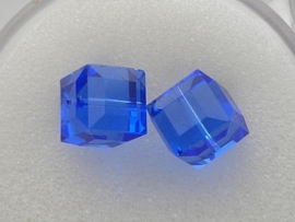 109318/0080- 2 x swarovski cube 8x8mm sapphire