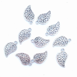 NA.05- 10 stuks bedels ornament blaadjes 18x10mm zilver