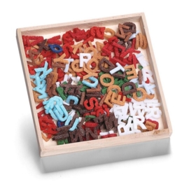 8001 299 - 250 stuks vilten letters van ca. 1cm in houten doosje