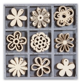 1852 1103- box met 45 stuks houten ornamentjes bloemen 10.5x10.5cm