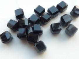 1248- 16 stuks glaskralen vierkant met geslepen hoeken 8x8mm zwart