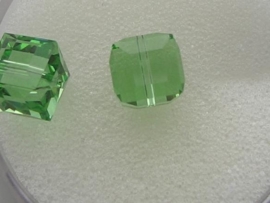 109318/0130- 2 x swarovski cube 8x8mm peridot green