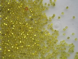 479- 2.5mm glazen rocailles zilverkern l geel 15gr
