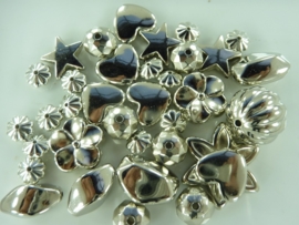 2665- 25gram licht metalen kralenmix zilver 10 tot 25mm