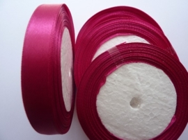 rol met 22.86 meter cerise satijnlint van 12mm breed OPRUIMING