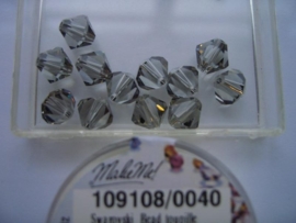 109108/040 - 12 x swarovski 8mm zwart diamand