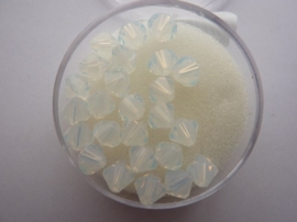109106/0020- 25 x swarovski 6mm crystal wit opaal
