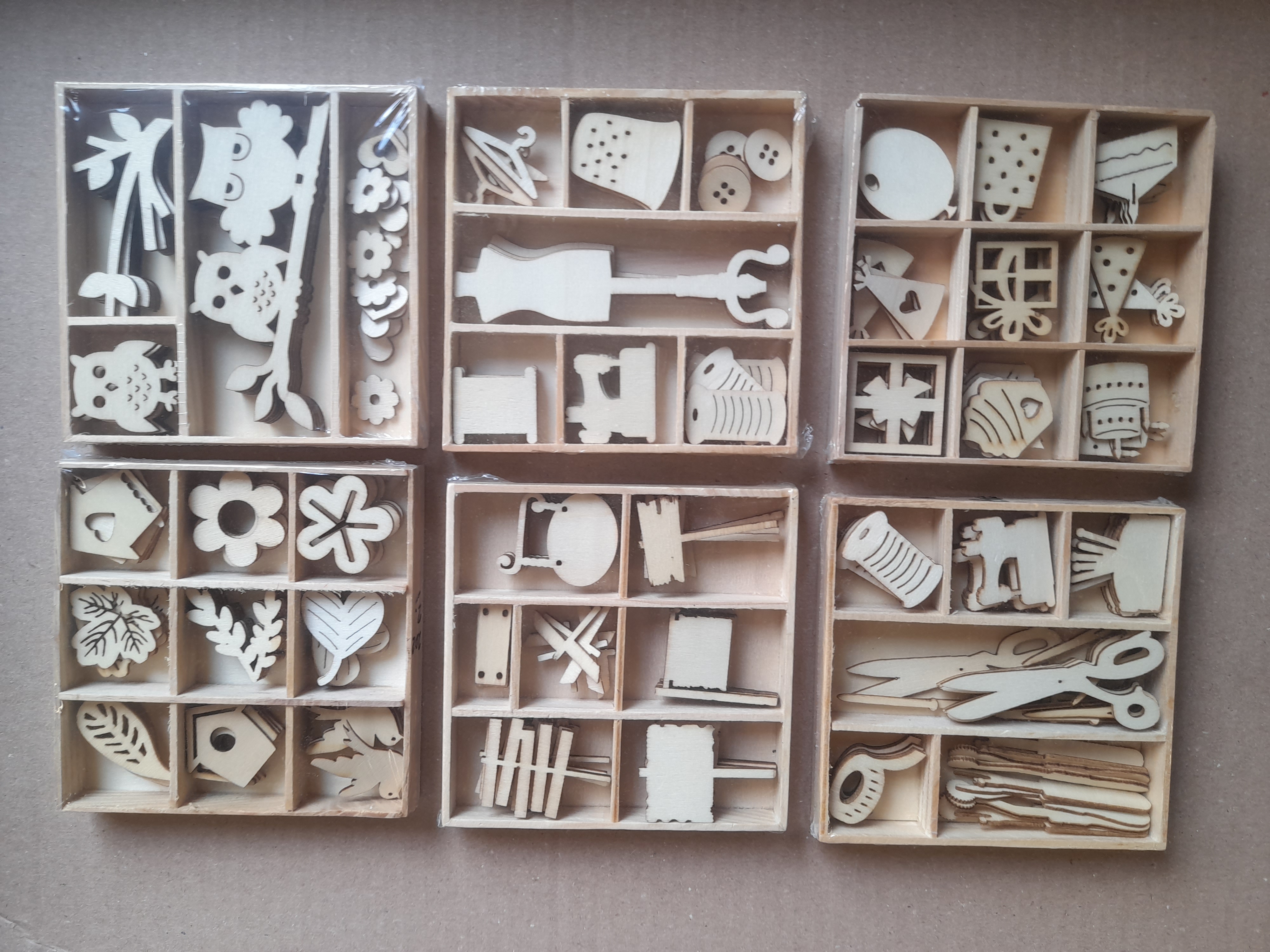 OPRUIMING 6 houten doosjes met 45 stuks houten figuren no 2