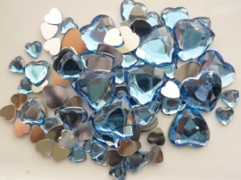 2282 0251- 80 x kunststof strass stenen assortiment hartjes van 8 tot 18mm lang l.blauw