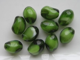 3651- 10 x gewolkte tsjechische glaskralen groen/wit 15x11mm