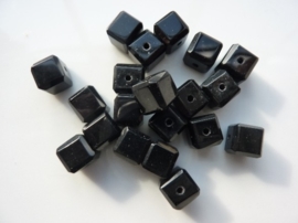 3953- 20 stuks glaskralen vierkant van 7x7mm zwart met geslepen hoekjes