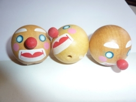 houten ballen met gezichtjes