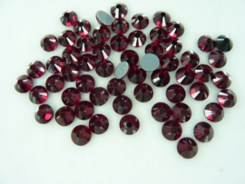 000683- ca. 50 stuks hotfix crystal steentjes SS30 6.4mm ruby rood