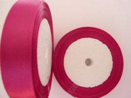 rol met 22.86 meter fuchsia satijnlint van 15mm breed SUPERLAGE PRIJS!