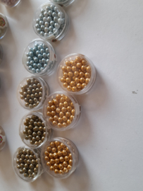 30 doosjes glasparels van 6 en 8 mm. OPRUIMING
