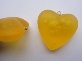 00126- groot kunststof hanger hart geel 4.5x4.5cm OPRUIMING