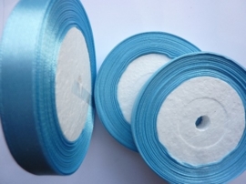 rol met 22.86 meter babyblauw satijnlint van 12mm breed OPRUIMING