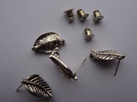 CH.159- 4 stuks oorstekers blaadjesvorm met schuifjes 17x10mm staalkleur