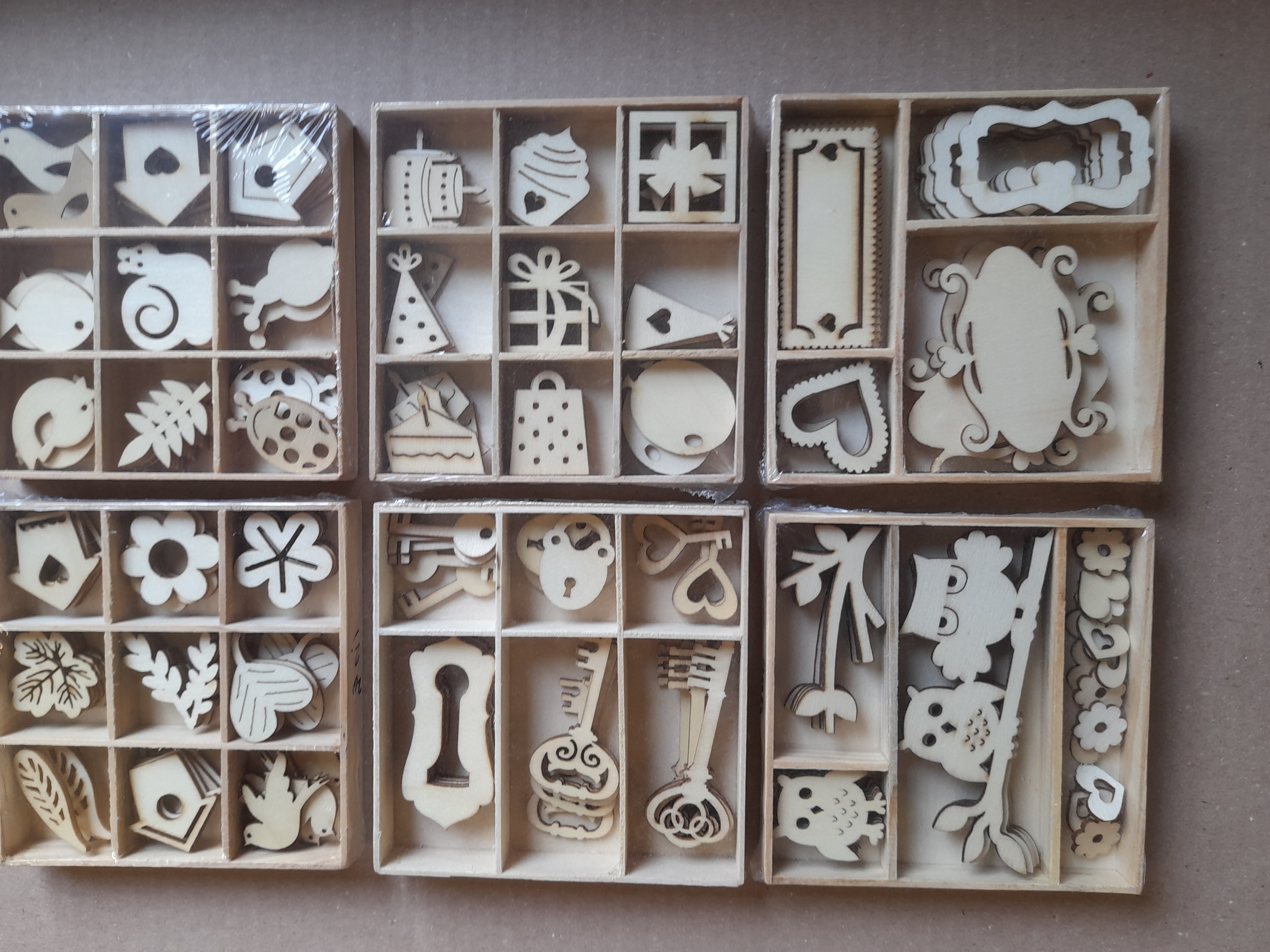 OPRUIMING 6 houten doosjes met 45 stuks houten figuren no 4