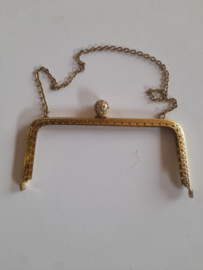 TA.26 - Tasbeugel van 14 cm. breed l- icht goud kleur