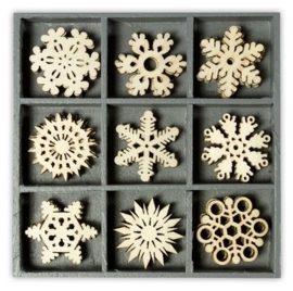 1852 1023- box met 45 stuks houten ornamentjes kristal 10.5x10.5cm