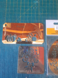 2429- 5 stuks embossing stencils mix OPRUIMING