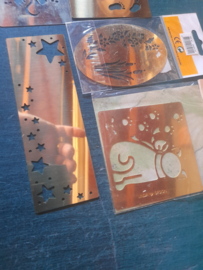 2431- 5 stuks embossing stencils mix OPRUIMING