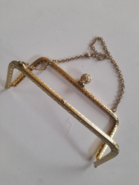 TA.26 - Tasbeugel van 14 cm. breed l- icht goud kleur