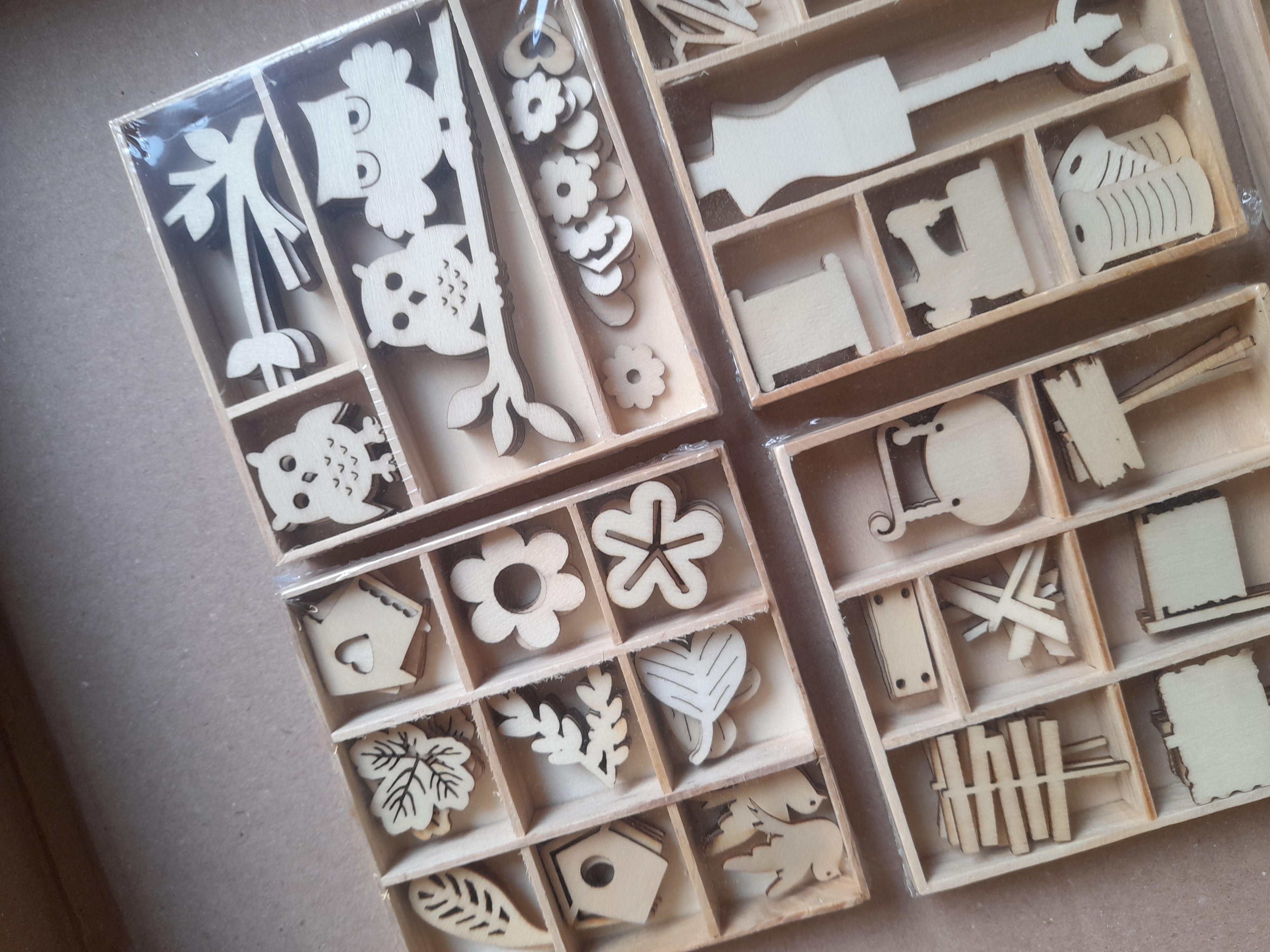 OPRUIMING 6 houten doosjes met 45 stuks houten figuren no 2