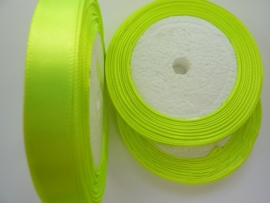 rol met 22.86 meter neon groen satijnlint van 12mm breed - SUPERLAGE PRIJS!