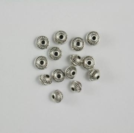117467/0660- 12 x metalen kralen verzilverd rond met ribbel rand 7mm