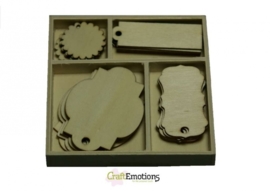 CE811500/0201- 20 stuks houten ornamentjes in een doosje labels 10.5x10.5cm