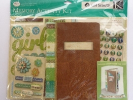 5664- K&Co  "girl scouts" 15x20.5cm incl. mini album en diverse accessoires