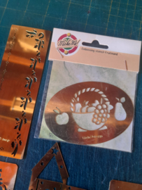 2432- 5 stuks embossing stencils mix OPRUIMING