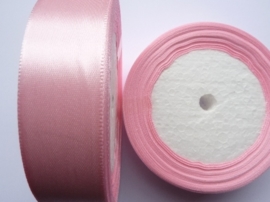 rol met 22.86 meter babyroze satijnlint van 25mm breed - SUPERLAGE PRIJS!