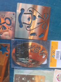 2431- 5 stuks embossing stencils mix OPRUIMING