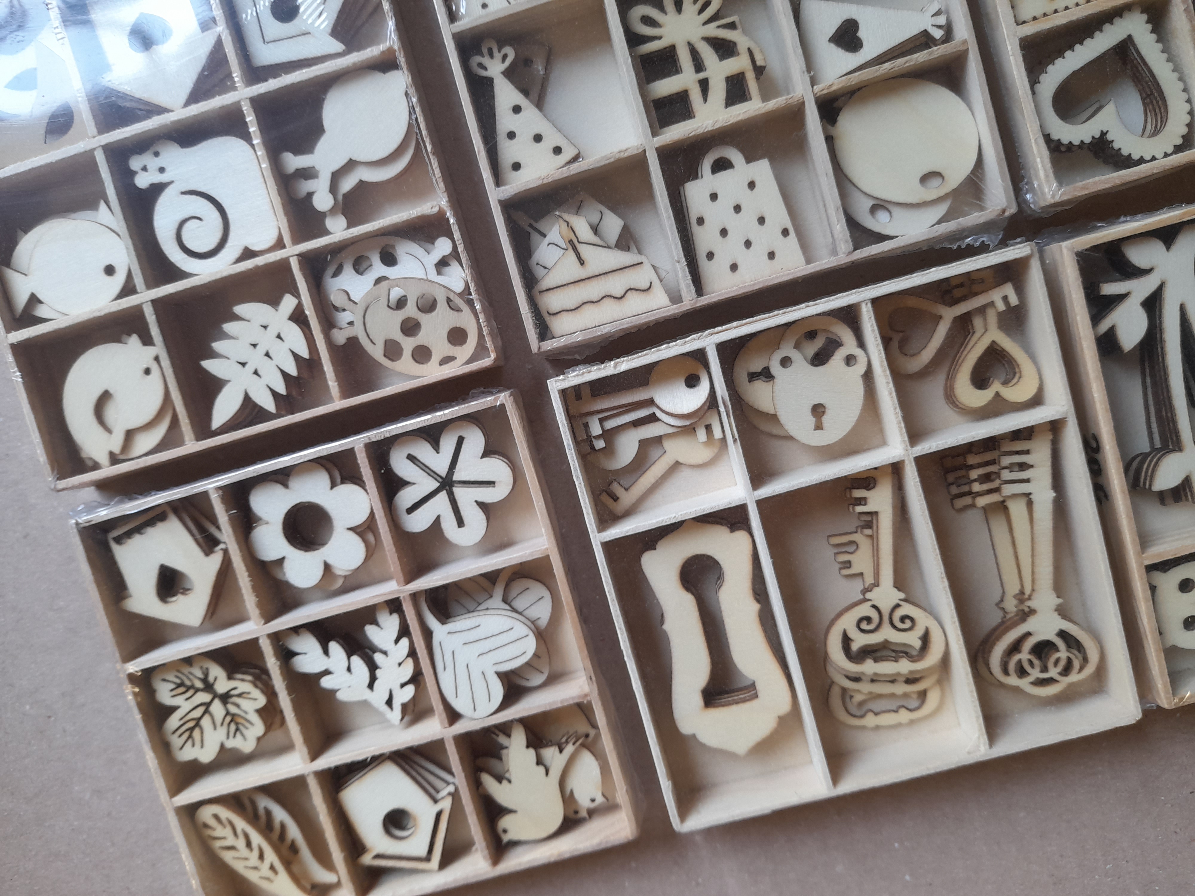 OPRUIMING 6 houten doosjes met 45 stuks houten figuren no 4