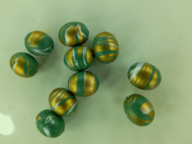 00028 - superopruiming - 10 stuks kunststof kralen van 14 x 11 mm. groen/goud