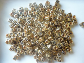 ca. 200 stuks letterkralen 6x6mm. brons/donkergoudkleurig - groot gat