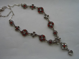 ketting van metalen ornamentjes beplakt met strass steentjes