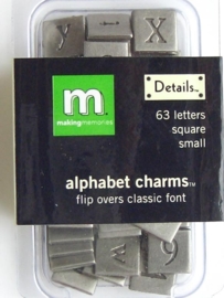 5219- doosje met 63 x zwaar metalen charms alfabet zilver