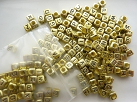 ca 200 stuks letterkralen 6x6mm. licht goudkleur - groot gat - - SUPERLAGE PRIJS!